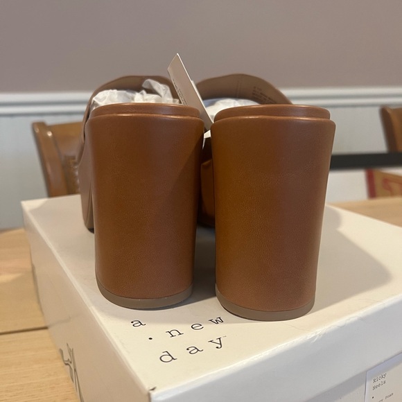 NWT Chunky Platform Heels - Picture 4 of 7